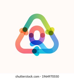 Logo de la línea Q dentro del símbolo de reciclaje triangular con flechas. Emblema de degradado colorido sobre el fondo para sus Ilustraciones eco-amigables, y proyectos plásticos de vida libre y basura cero. 