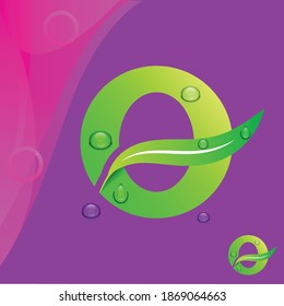 Plantilla De Diseño De Logotipo De Letra "Q" Con Hojas Y Abandono De Agua. Logotipo de Monograma moderno.