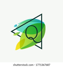 Logo de la letra Q en marco triangular con fondo de color de las hojas verdes. Tipo de ecología vectorial para etiquetas botánicas, titulares de paisajes, afiches de reciclaje, tarjetas orgánicas, etc.