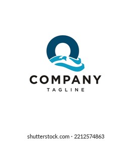 Q Letter swimming logo with abstract man silhouette Vector logo icon vector Template