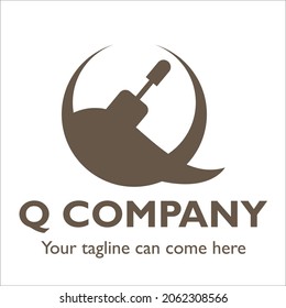 Q logo design on Construction theme