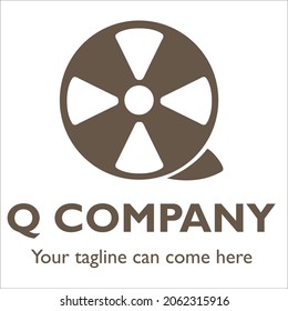 Q logo design on Entertainment and the art theme