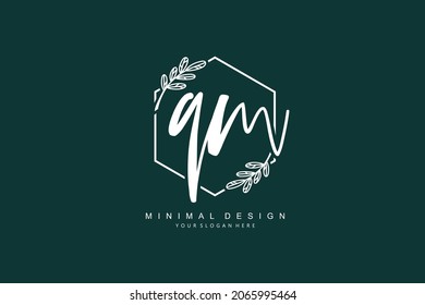 Logo de Q M QM, escritura manuscrita con letras iniciales o manuscrita para la identidad. Logo con firma y estilo dibujado a mano.