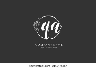 Logo de Q A QA, letra inicial o manuscrita para la identidad. Logo con firma y estilo dibujado a mano.