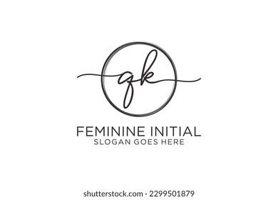 Logo de escritura a mano QK con el logotipo del vector de plantilla de círculo de la firma inicial, boda, moda, floral y botánica con plantilla creativa.