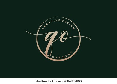 Logo de escritura a mano QO con la firma de vector de plantilla de círculo, boda, moda, floral y botánica con plantilla creativa.