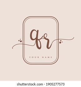 logotipo de escritura a mano inicial QR. Letrado a mano Marca del logo de Iniciales, Diseño del logo Feminine y de lujo aislado en un entorno elegante.
