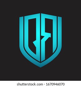 Monograma del logotipo QR con diseño de escudo de emblemas aislado con colores azules sobre fondo negro