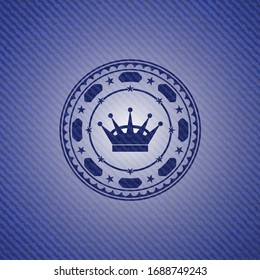 icono de la corona reina dentro del emblema con fondo jean