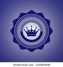 icono de la corona reina dentro del emblema con fondo de jean de alta calidad. 