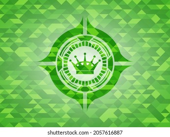 icono de la corona reina dentro del emblema de mosaico verde realista. 