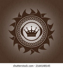 icono de la corona reina dentro del emblema de madera vintage. 