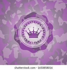 Königin-Kronsymbol auf Rosa und violettes, getarntes Muster