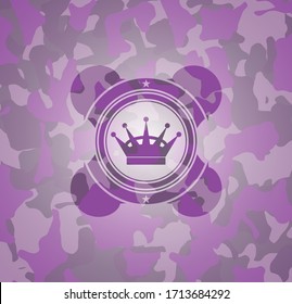 icono de la corona reina sobre textura de camo rosa y púrpura. 
