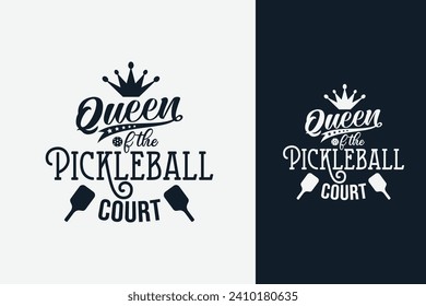 la reina de la cancha de pickleball con una combinación de letras hermosas, corona, pádel y una bola en la letra o. Esto es adecuado para camisetas, pegatinas, afiches, etc.