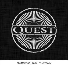Quest-Chalkboard-Emblem auf schwarzem Brett