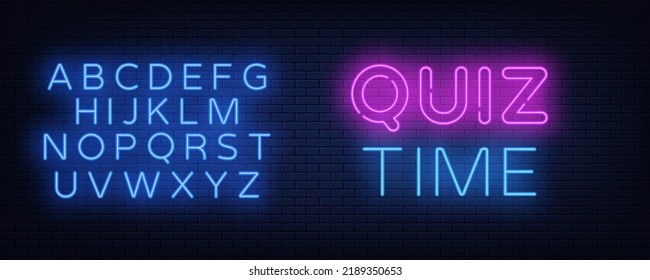 Stille Neonzeit auf dunkelblauem Hintergrund. Leichte Banner, leuchtende Briefe, glänzende Plakatwand.