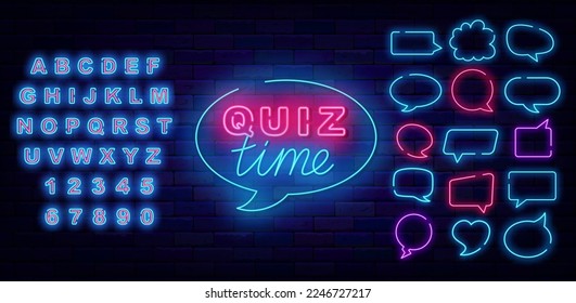Quiz Zeit in Rede Blase Neon Schild mit Schrift. Das glänzende blaue Alphabet. Denken Sie an Cloud-Frames-Kollektion. Prüfungskonzept. Glühendes Banner. Bearbeitbarer Strich. Vektorgrafik