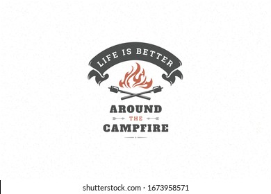 Tipografía de cita con símbolo de fuego del campamento dibujado a mano para tarjeta de saludo o afiche y otros. La vida es mejor alrededor de la frase de fogata o de los dichos con elementos de diseño ilustración vectorial.