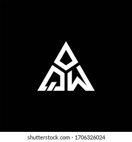 Logotipo de monograma QW con forma de 3 piezas aislada en una plantilla de diseño triangular