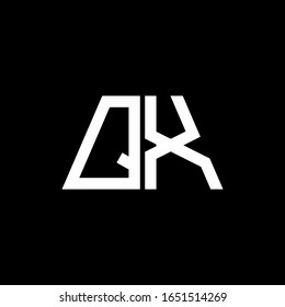 Monograma abstracto del logotipo QX aislado en fondo negro