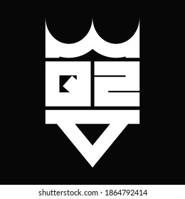 Monograma del logotipo QZ con forma de corona aislado en el fondo negro