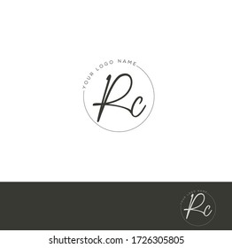 R C RC Escritura manuscrita inicial y logotipo de la firma.	