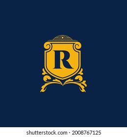 Letra R inicial con plantilla real. Elegante con el vector del logotipo de la corona, Ilustración vectorial con el logotipo de fletación creativa. Bandas de escudos reales, concepto de logotipo de escudo de armas.
