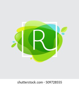 Logotipo de letra R en marco cuadrado con fondo de salpicadura de color verde. Arte verde. Tipografía de la ecología vectorial para tus afiches, invitaciones, tarjetas. 