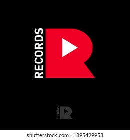 R Brief mit Spielsymbol innen. Das Logo wird aufgenommen. R Monogramm. Spielen Sie Chat-Monogramm. Logo kann als Web-Icon, Records Symbol, Multimedia, Video, Spiel und Musik verwendet werden.