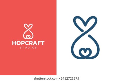 Logo de Rabbit Craft Studio. Tonos rosas y rojos. Símbolo de una tienda que vende artículos hechos a mano para niños. Conejo lúdico con nariz en forma de corazón y orejas grandes - Vector