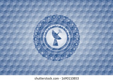 icono del radar dentro del emblema azul con patrón geométrico.