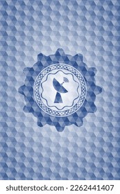 icono de radar dentro del emblema azul o placa con fondo de patrón geométrico abstracto. 