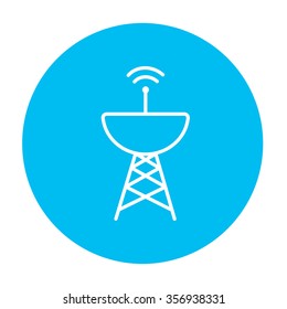 Radar Satellitenschüssel Symbol für Web-, Mobil- und Infografiken. Vektorweißes Symbol auf hellblauem Kreis, einzeln auf weißem Hintergrund.
