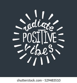 Irradiar vibrações positivas. Citação inspiradora sobre feliz. Frase de caligrafia moderna. Lettering em estilo boho para impressão e cartazes. Coleção de citações Hippie. Design de pôster de tipografia.