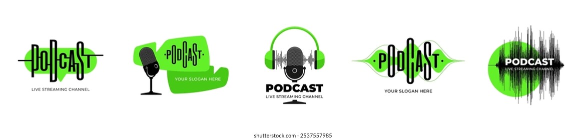 Conjunto de logotipos de estúdio de radiodifusão. Microfone e fones de ouvido com inscrição em podcast equalizador de onda de áudio estilizado. Transmissão ao vivo canal show podcasting e transmissão de microfone logotipo. Emblema verde