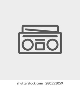 Línea delgada del icono del reproductor de casetes de radio para la web y el móvil, moderno diseño minimalista plano. Icono vector de gris oscuro sobre fondo gris claro.