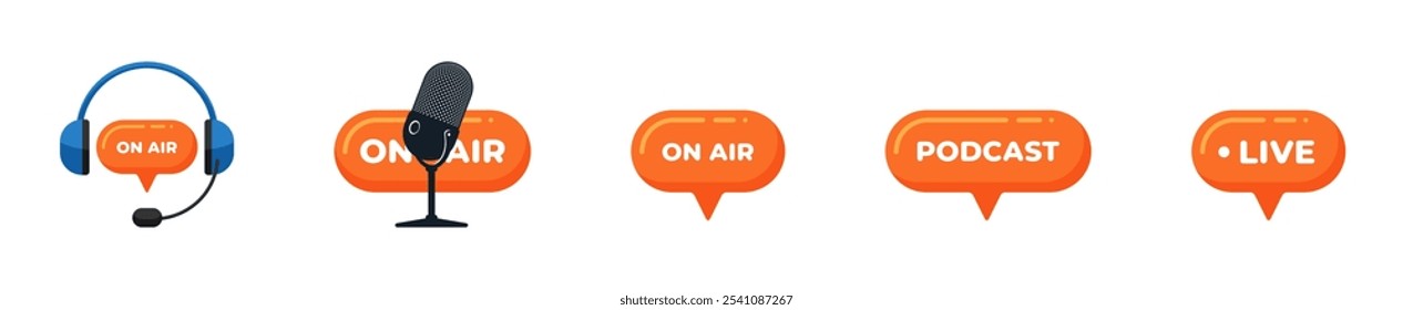 Conjunto de logotipo de estudio de estación de radio. Micrófono y auriculares con inscripción de podcast. Insignias de transmisión en vivo y en vivo para la industria de los medios. Podcasting y canales de difusión de carteles de espectáculos