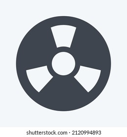 Icono de zona radioactiva en estilo glifo de moda aislado en fondo azul suave