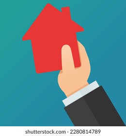 Una mano elevada una tarjeta roja en forma de casa con fondo azul (diseño plano)