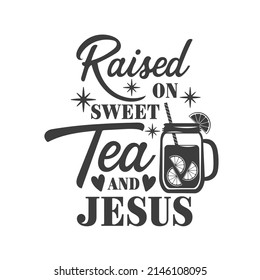 Aufgewachsen auf süßen Tee und Jesus inspirierende Slogan-Inschrift. Südliche Vektorziffern. Einzeln auf weißem Hintergrund. Bauernangebote. Illustration für Drucke auf T-Shirts und Taschen, Poster, Karten.