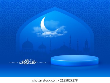 Ramadan Kareem Hintergrund mit blauem Podium für Premium-Produktpräsentation. Podiumbühne mit arabischem Bogenfenster, Halbmond in den Wolken, Stadtbild und islamischem Muster. Vektorgrafik.