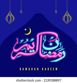 Ramadan Kareem Caligrafía En Árabe Con Luna Creciente, Estrellas Y Faroles Cuelgan En Fondo Azul.