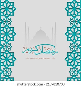 Caligrafía Ramadan Kareem En Árabe Con Mezquita De Silueta Y Borde De Patrón Islámico En Fondo Gris.