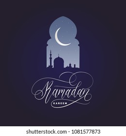  Caligrafía de Ramadan Kareem. Ilustración vectorial de los símbolos de la fiesta islámica. Vista nocturna de la mezquita dibujada desde arco. Fondo de diseño árabe. Tarjeta de felicitación escrita a mano, invitación, etc.