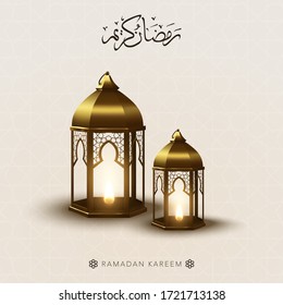 Tarjeta Ramadan Kareem con tercera linterna dorada y letra islámica sobre fondo claro. Plantilla de ilustración vectorial para invitación, saludos, web, medios sociales.