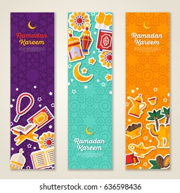 Bandeiras verticais conceito Ramadan Kareem com ícones de etiqueta plana. Ilustração vetorial. Eid Mubarak. Alcorão, Lanternas Tradicionais, Tâmaras, Comida Iftar