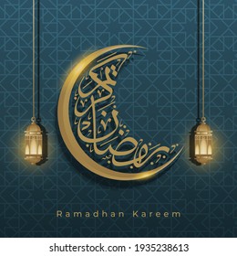 Ramadan Kareem. Caligrafía de media luna dorada y lámpara o linterna brillante con elementos islámicos de lujo patrón fondo