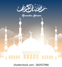 Ramadan Kareem saludando con mezquita y con letras de caligrafía dibujadas a mano en el paisaje urbano nocturno. Ilustración vectorial.