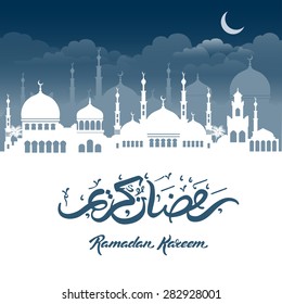 Saudação de Ramadan Kareem com mesquita e letras de caligrafia desenhadas à mão no fundo da paisagem urbana noturna. Ilustração vetorial.